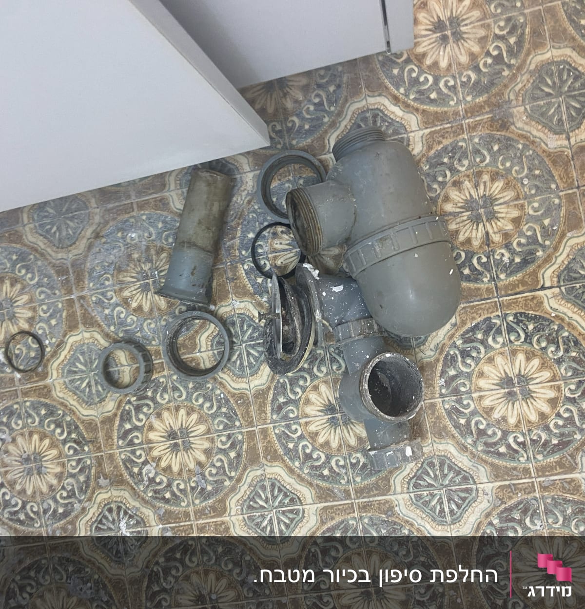 חלקי צנרת פלסטיק על רצפה מעוטרת